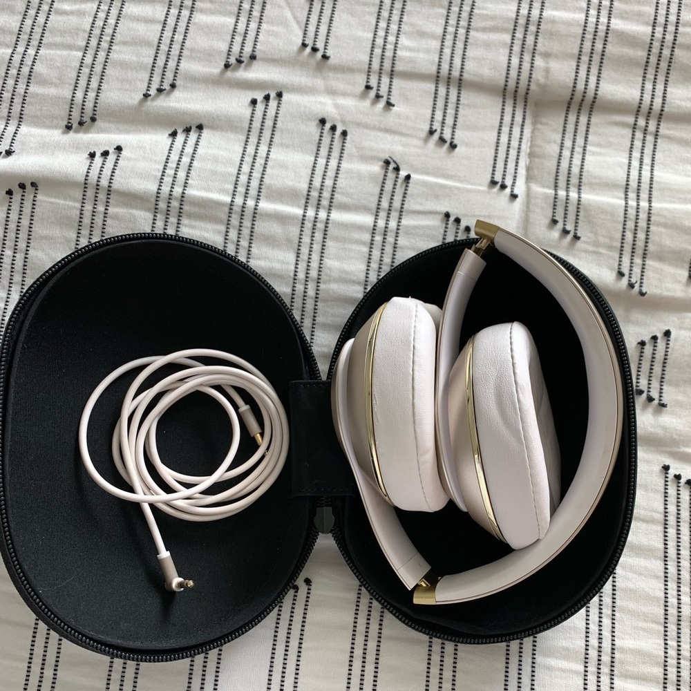 Gold studio beats with case and chord